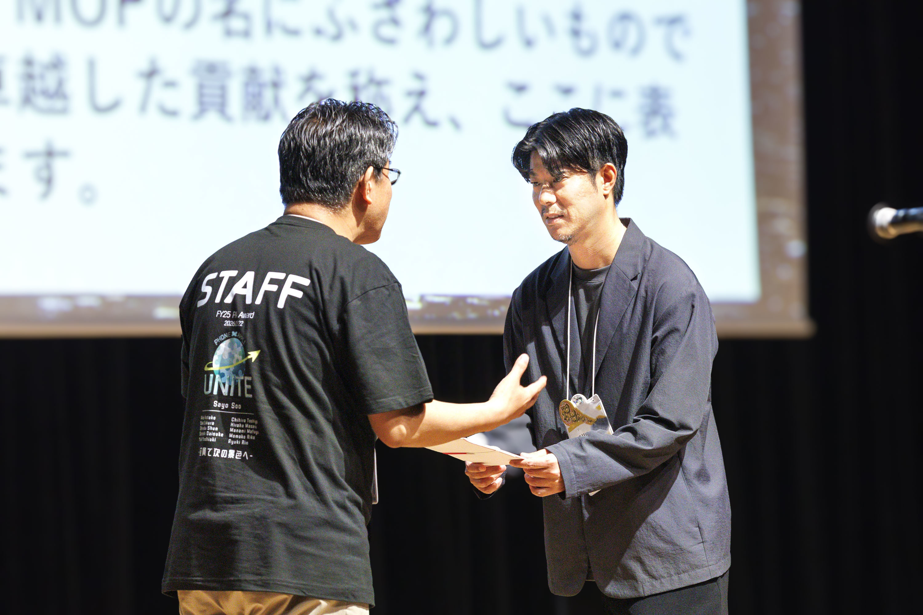 受賞者へ感謝とねぎらいの言葉をかける大林