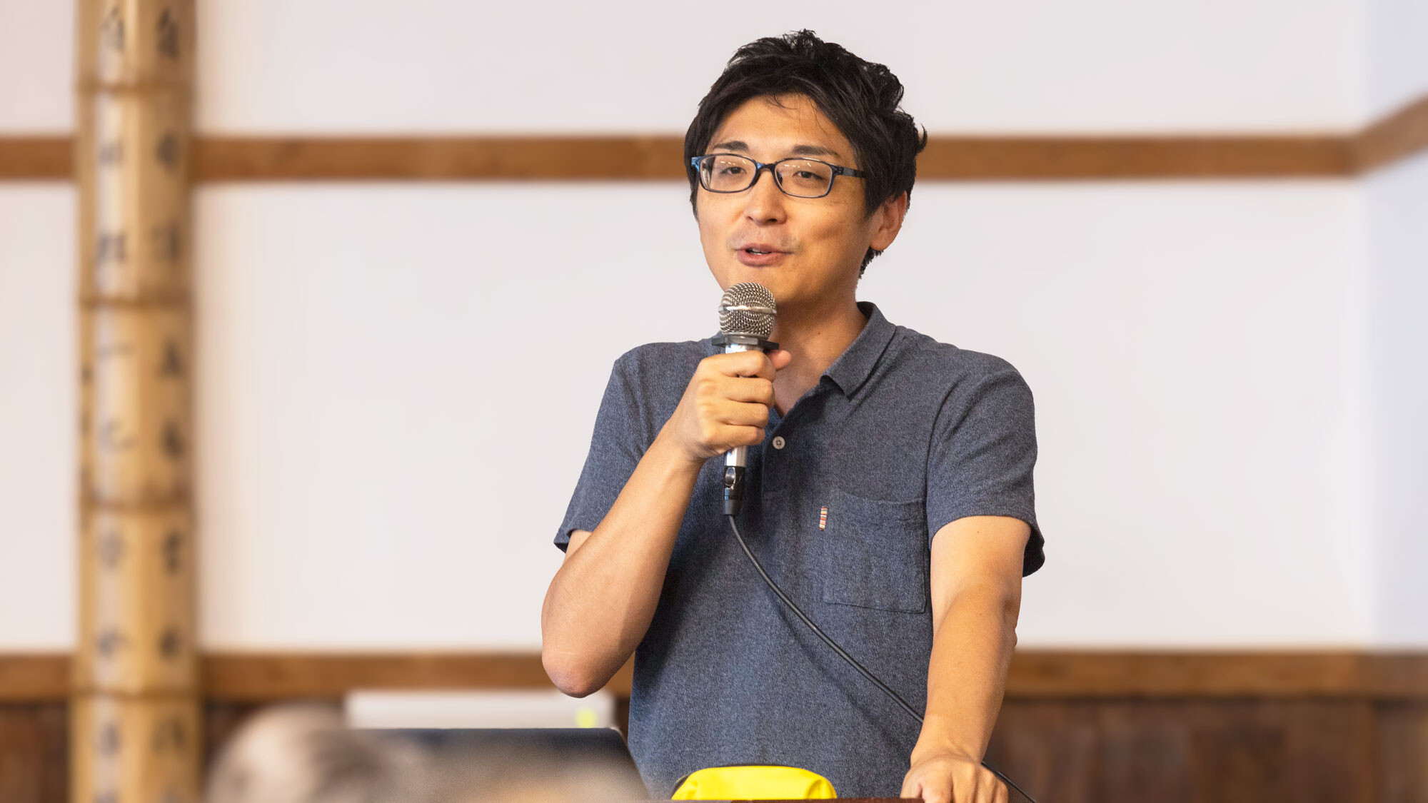 マイクを持って講演する入江氏
