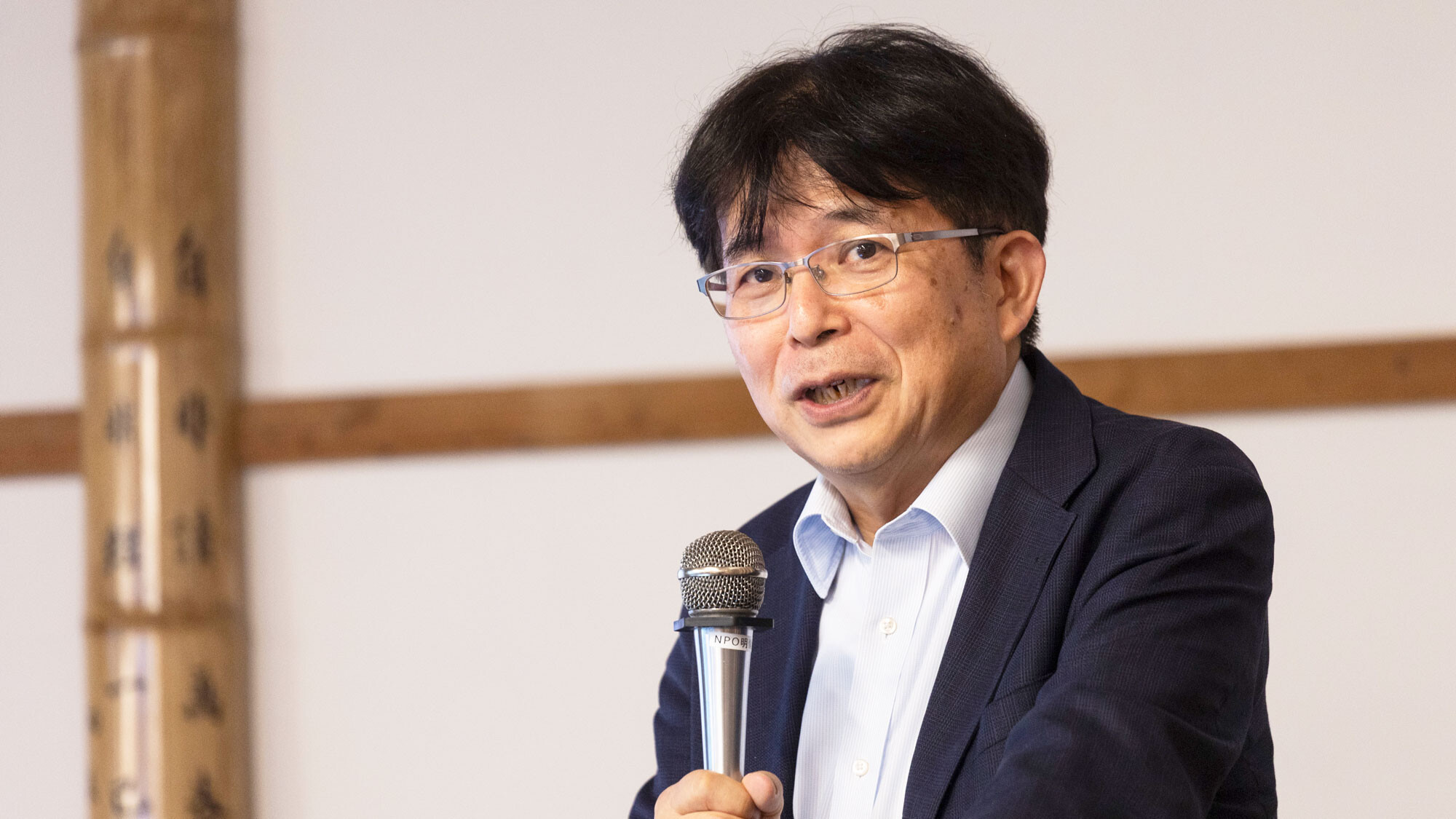 マイクを持って講演する入江氏